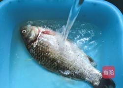 鲜菌奶白鲫鱼汤的做法图解2