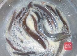 泥鳅炖豆腐汤的做法图解1