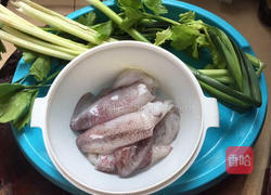 芹菜炒鱿鱼的做法图解1