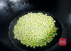 鸡蛋炒豌豆的做法图解3