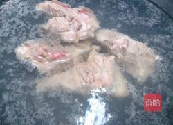 五指毛桃煲猪骨的做法图解1