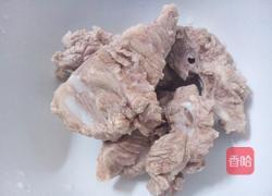 五指毛桃煲猪骨的做法图解2