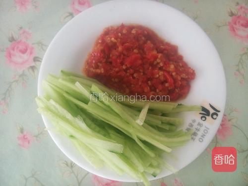 黄瓜切细丝，辣椒醬备好。