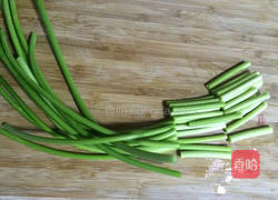 蒜苔炒肉片的做法图解2