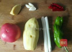 土豆烧牛腩的做法图解1