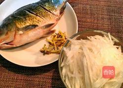 白萝卜丝鲫鱼汤的做法图解1