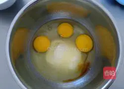 Golden Rose Sponge Cake Recipe Illustration 2