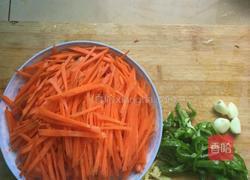 红萝卜炒肉丝的做法图解2