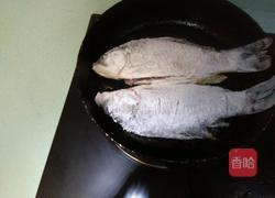 糖醋小鲫鱼的做法图解4