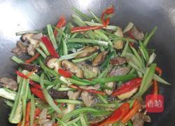 香菇芹菜炒肉的做法图解5