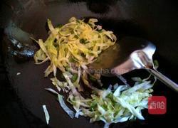 包心菜炒粉丝的做法图解3