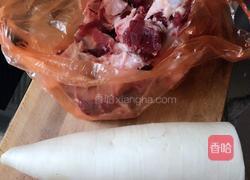 猪骨头萝卜汤的做法图解1