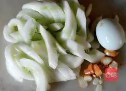 Illustration of how to make cucumber and egg soup 1