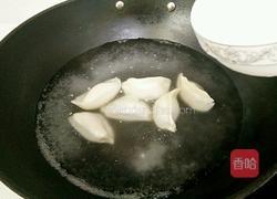 煮速冻饺子的做法图解3