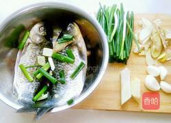 葱焖鲫鱼的做法图解1