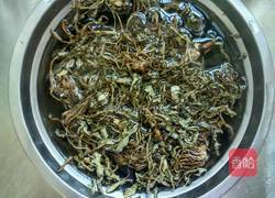 蒲公英炒鸡蛋的做法图解1