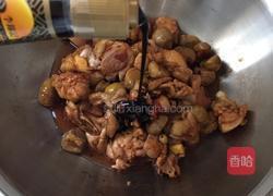 板栗炖鸡的做法图解8