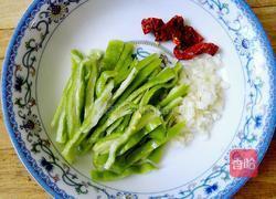 酸辣炝拌绿豆芽的做法图解1