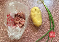 土豆片炒肉的做法图解1