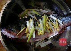 香辣豆豉蒸鲈鱼的做法图解2