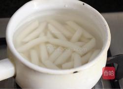 泡菜炒年糕的做法图解1