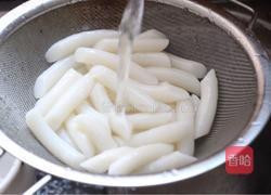 泡菜炒年糕的做法图解2
