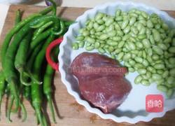 毛豆炒肉的做法图解1