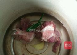 电饭煲骨汤土豆焖饭的做法图解1