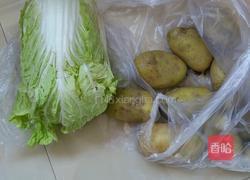 白菜炖土豆的做法图解1
