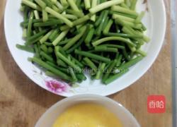 蒜薹鸡蛋的做法图解2