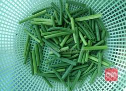 青蚕豆炒蒜苗的做法图解2