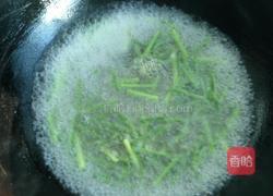 青蚕豆炒蒜苗的做法图解3