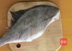 雪梨汁炖鱼的做法图解1