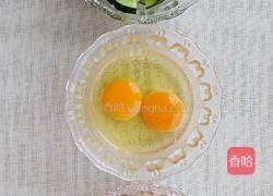 黄瓜火腿炒鸡蛋的做法图解2