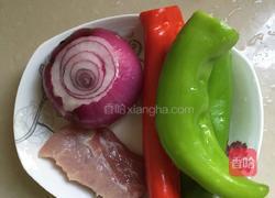 紫洋葱炒肉的做法图解1