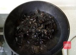 陈醋辣根拌木耳的做法图解2