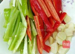 虎皮椒炒肉皮的做法图解2