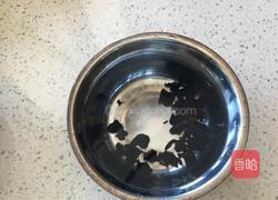 西兰花拌黑木耳的做法图解1