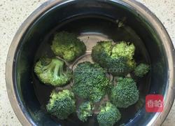 西兰花拌黑木耳的做法图解2