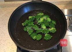 西兰花拌黑木耳的做法图解3