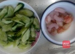 虾仁炒黄瓜的做法图解1