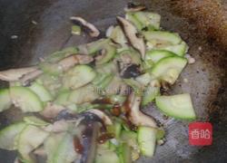 香菇炒西葫芦的做法图解4