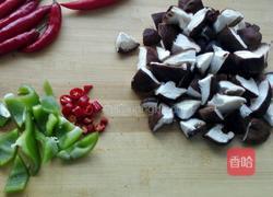 小炒辣椒蘑菇的做法图解1