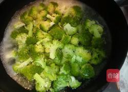 西兰花炒木耳的做法图解2