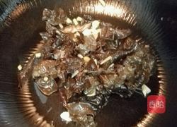 西兰花炒木耳的做法图解3