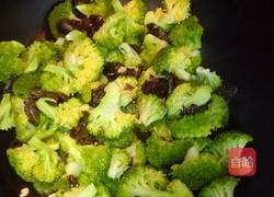 西兰花炒木耳的做法图解4