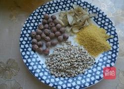 莲子百合薏仁汤的做法图解1