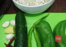 凉拌黄瓜金针菇的做法图解1
