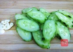 黄瓜片炒蛋的做法图解2