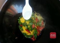 青椒炒鸡蛋黄的做法图解7